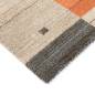 Preview: Detailaufnahme geometrischer Teppich in creme, grau, blau und orange von heineking24